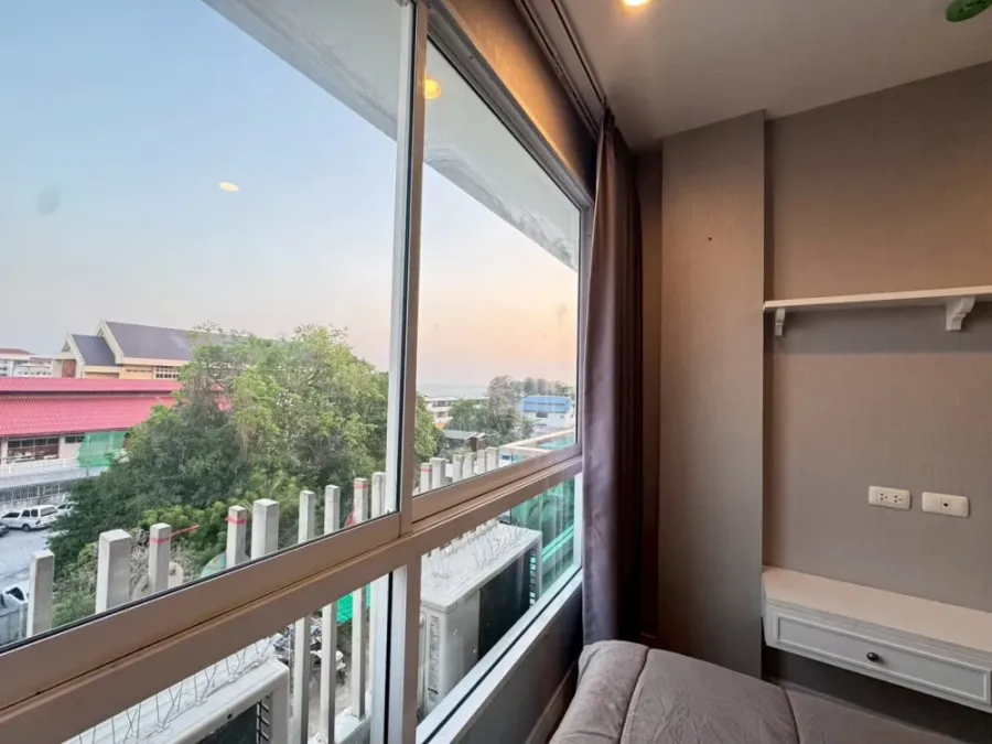For sale or rent: The Blu X Bangsaen. A lovely unit on the 5th floor in a great location with unobstructed sea views. Don't miss out!