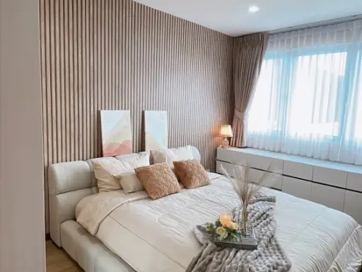 For rent: The Star Estate @ Narathiwas. Beautifully decorated room with a stunning, coordinated color scheme and high-quality wallpaper. Book now!