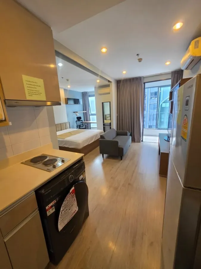 For rent: IDEO Q CHULA-SAMYAN. Enjoy comfortable living with a king-size bed and complete furnishings including high-quality appliances.