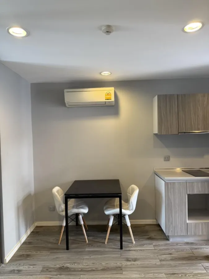 For sale: Modiz Ladprao 18, 8th floor (top floor) with rooftop/sky level, fully furnished, ready to move in.