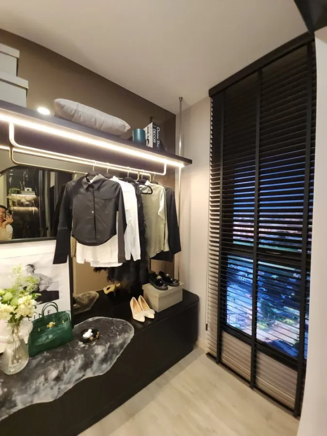 Selling a Supalai Tyme Charoen Nakhon condo. Nice unit, great location, beautiful view, and a walk-in closet. Don't miss this great deal!