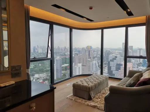 For rent Ashton Chula-Silom, curved glass corner room, Lum Park view. Ready to move in immediately Come at a great price. Hurry up to reserve.