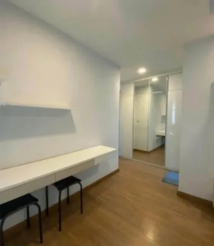 For rent: Thru Thonglor, 18th floor, corner unit, fully furnished, ready to move in. Book now! (Quickly!)