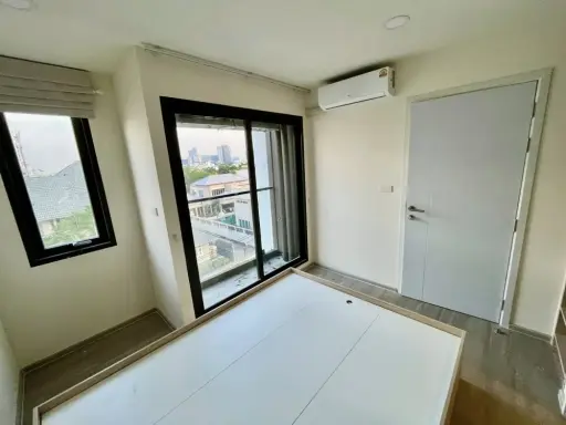 For rent: Beat Sukhumvit, 5th floor unit. Great location. Fully furnished with all appliances. Just bring your suitcase and move in!