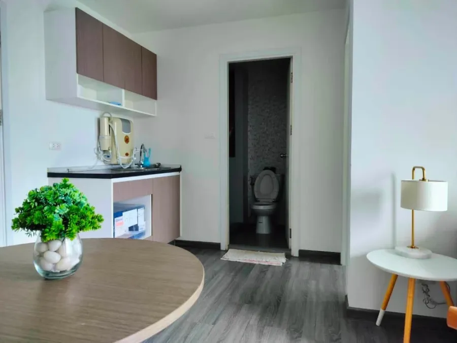 For rent: The Trust @ BTS Erawan, 1 bedroom, 1 bathroom, fully furnished. Convenient location. Book now!