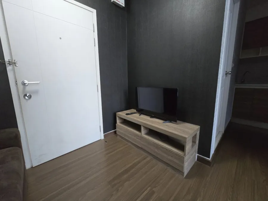 For rent: The Trust Condo Amata - Chonburi. The whole room is decorated with wallpaper. Very livable. Good high floor. Book now.