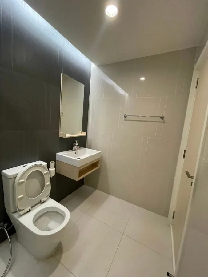 For rent: The key Sathorn-Charoenrat, 34th floor, very beautiful city view. The bed is soft and comfortable to sleep on. Hurry and reserve it.