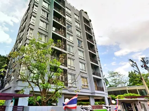 Sathorn Plus On The Pond