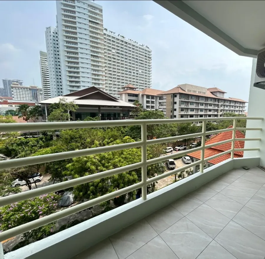 For rent, Jomtien Sea View Condominium 5, next to Dongtan Beach, can walk to, large room, wide balcony, can see the sea, must book.
