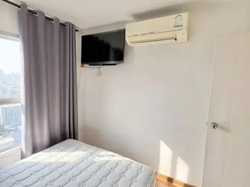 For rent: The Trust Condo Ngamwongwan, high floor, good ventilation, city view, fully furnished, spacious and comfortable. Book now for a great price!