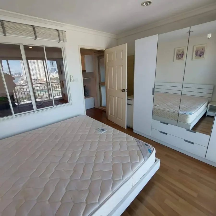 Selling a fully furnished, ready-to-move-in unit at Lumpini Place Narathiwat-Chaophraya, 15th floor. Book now! (Hurry!)