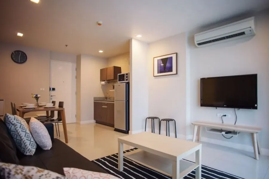 For sale or rent: Wish @ Samyan, very spacious room, 2 bedrooms, 2 bathrooms, fully furnished, just bring your belongings and move in.