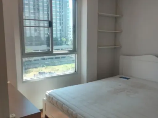 For sale: U Hua Mak Station, corner room, bedroom wall not attached to anyone, quiet, very private, breeze coming through the window, out onto the bal