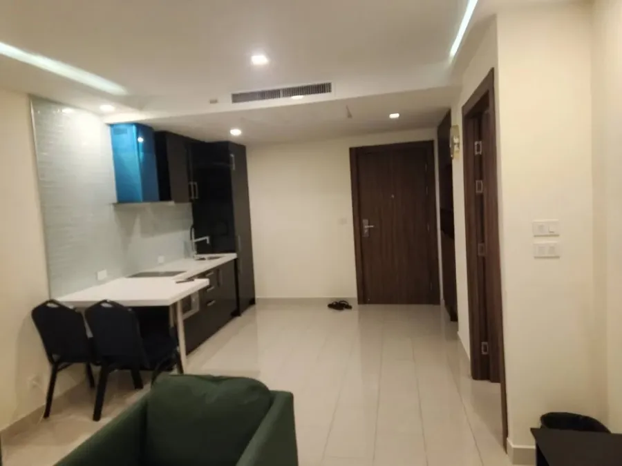 For rent: Grand Avenue Residence (Central Pattaya), room on the 1st floor with direct access to the swimming pool, very spacious area, interested in b