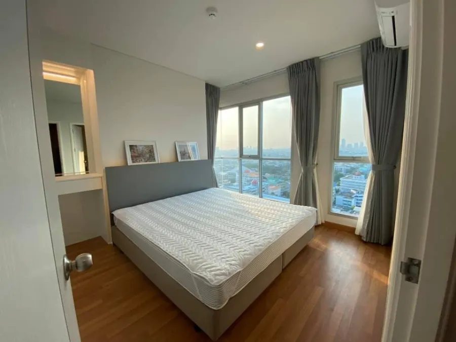 For rent: Lumpini Place Ratchada-Sathu, 22nd floor, extremely beautiful city view. The leather sofa is not hot and comfortable to sit on. Don't miss i
