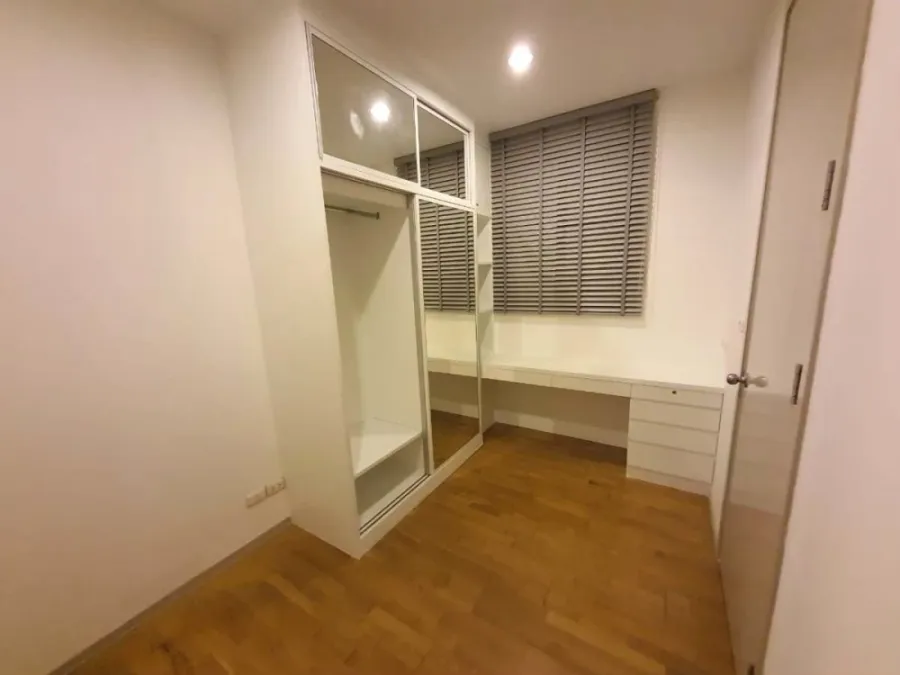 For rent, Amanta Ratchada, very spacious room, has a walk-in closet, plus lots of built-in furniture. Don't wait, book now.