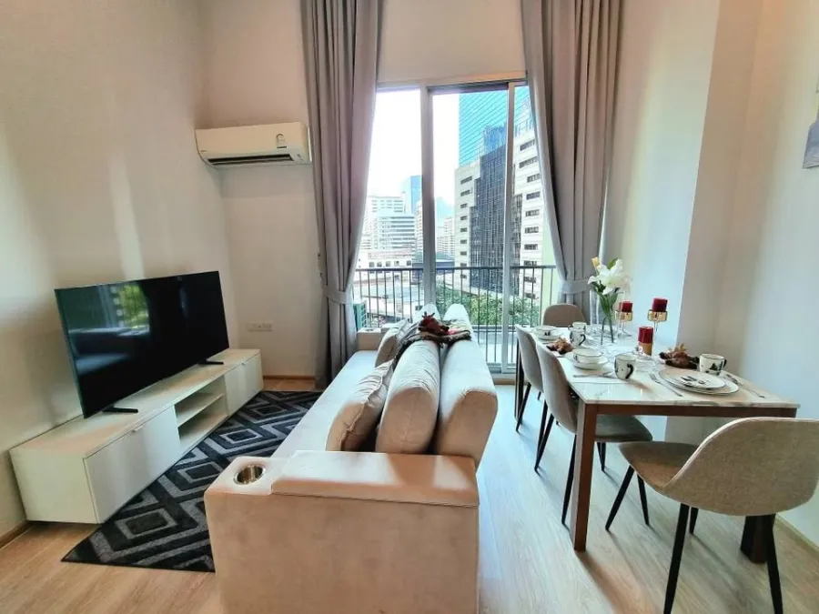 For sale or rent Noble Revolve Ratchada 2, corner room has a lot of privacy, 4 meter high ceiling, doesn't feel cramped. You can reserve it now.