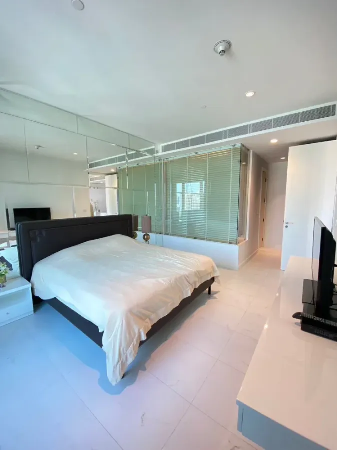 For rent: 185 Rajadamri. Spacious and comfortable room. Fully furnished. Book now!