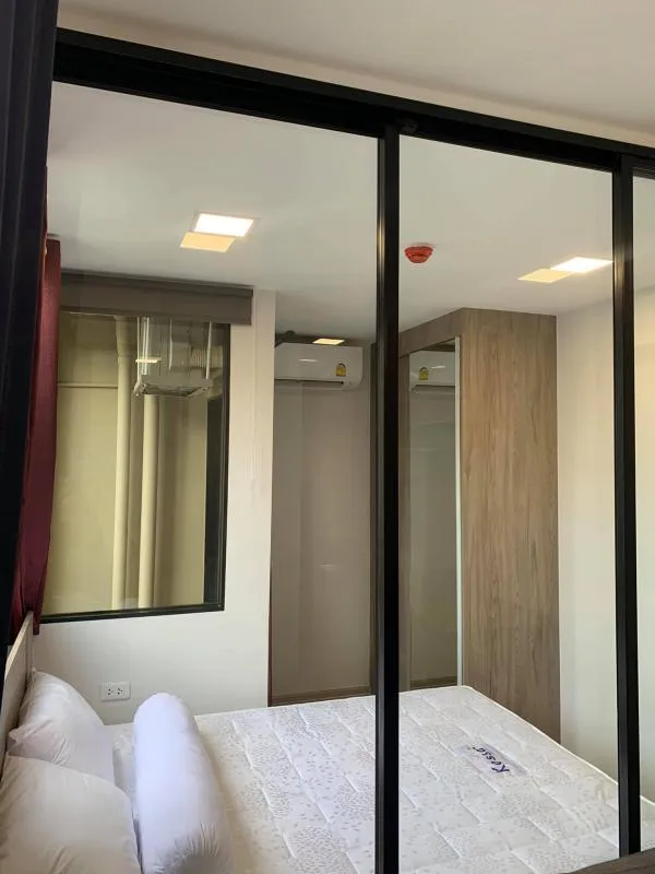 For rent Plum Comdo Saphanmai Station ติดวอลเปเปอร์ทั้งห้อง ตู้เสื้อผ้าบิวท์อิน สนใจรีบด่วนๆเลยน้า