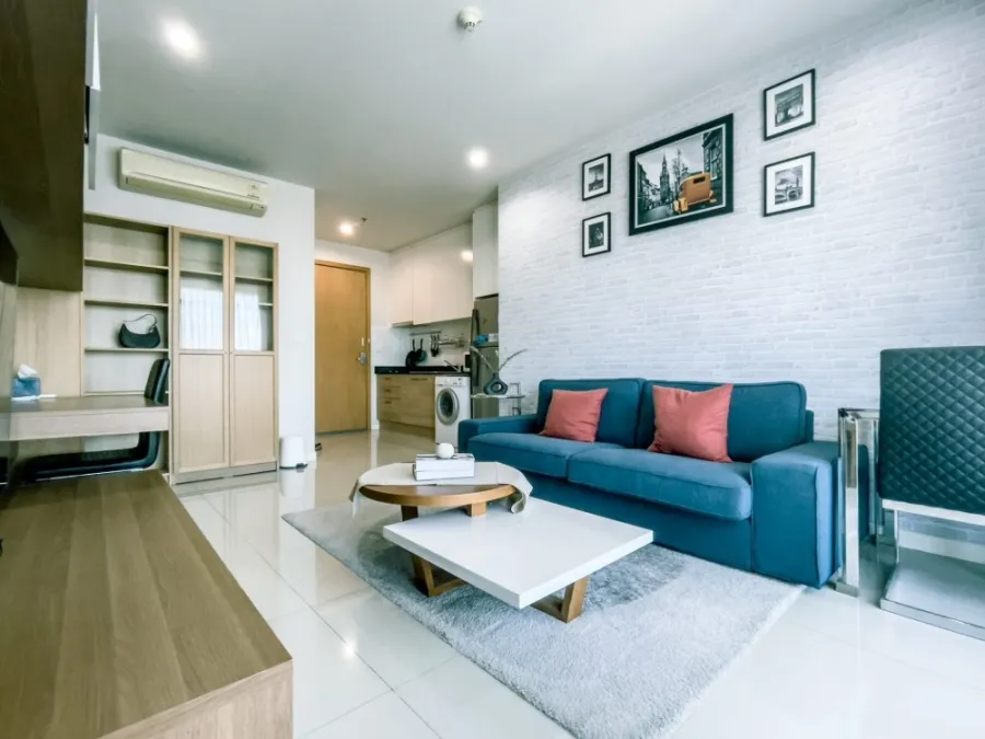 For rent: Circle Condominium, corner room, two-sided view, fully built-in furniture. You'll regret it later if you miss it.