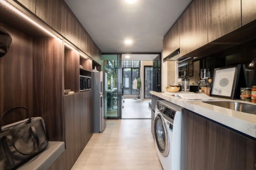 Down payment for sale, The Origin Plug and Play, Ramindra, city view, high ceilings, airy and comfortable. If interested, reserve now. ​