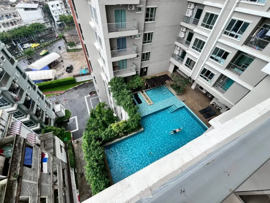 For sale or rent: Motif Sathorn-Wongwian Yai. Spacious and comfortable unit with efficient use of space. Move-in ready; just bring your belongings. Do