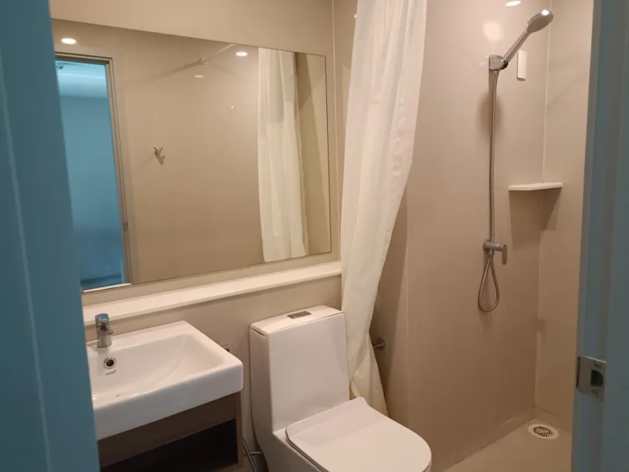 For Sale rent, Aspire Asoke-Ratchada, Building D, 8th floor, spacious room, double bed, very comfortable bed. Not booking is a big mistake.