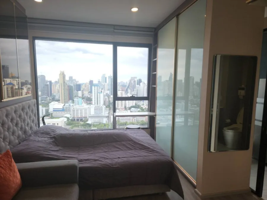 Condo for rent, Ideo Mobi Asoke, nice decorated room, 35th floor, good view, plus a low price. I was told that I had to reserve quickly.