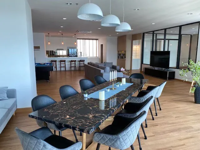 For rent, Baan Sathorn - Chao Phraya, 32nd floor, complete with furniture and electrical appliances. Book now, urgent.