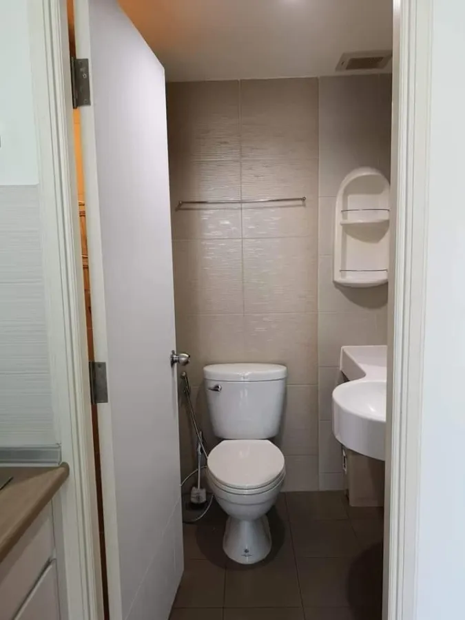 For rent Lumpini Park Rattanathibet, bedroom with full wallpaper, 28th floor room, not hot, cute price, book now.