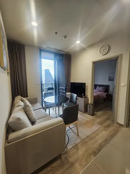 For rent: Oka Haus Sukhumvit 36, 2 bedrooms, plenty of living space, fully furnished, beautiful view from high floor, reserve now!