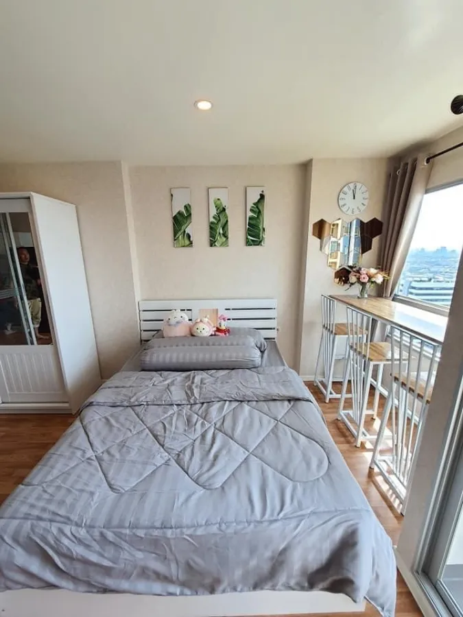 For rent Lumpini Ville Phatthanakan-Srinakarin. The city view is very beautiful. The room is nice and has wallpaper throughout the room. Don't miss it