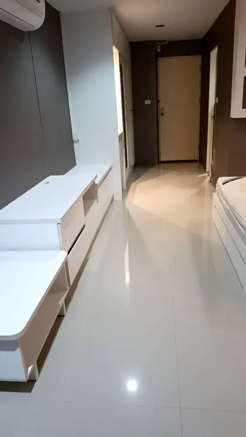 Selling a corner unit at Ratchada Prestige Ladprao, offering privacy and high-quality built-in furniture. Book now!