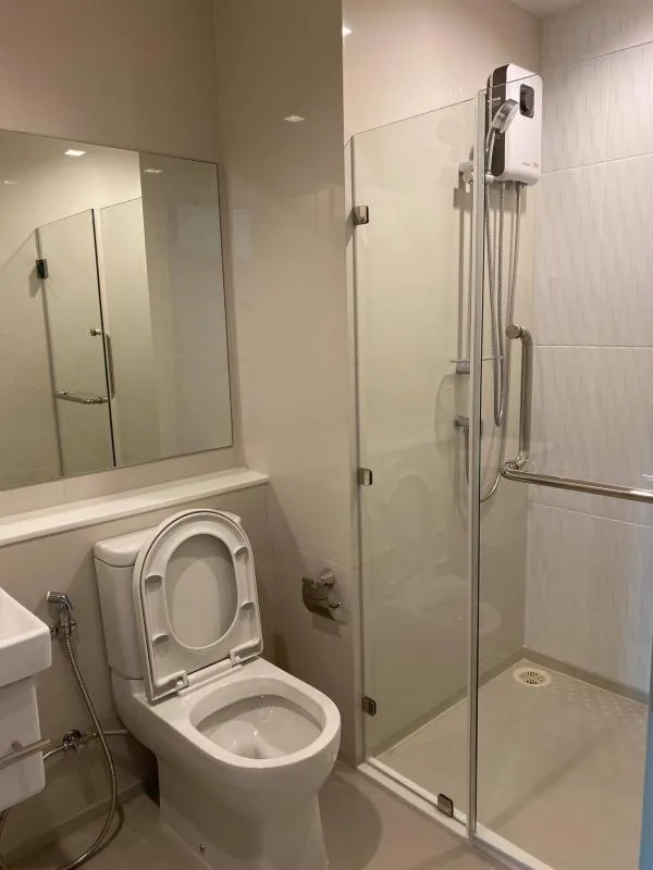 For rent Life Ladprao, the room is fully furnished. very close to the train comfortable journey Easy to eat and eat. Let's come to rent.