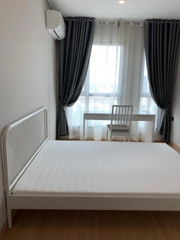 New bedroom. Beautiful box. This way. This room has a beautiful view.