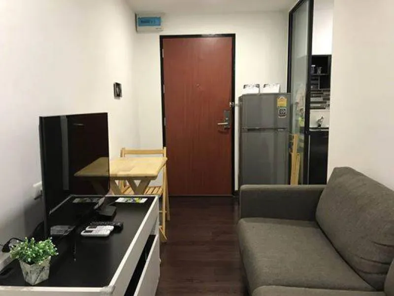 For rent Bangkok Feliz Sathorn-Taksin. The room is beautifully decorated, simple, modern tone, west side, beautiful view, fully furnished.