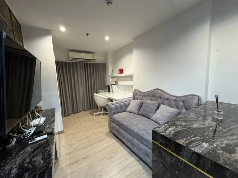 For rent Thana Astoria, a comfortable room, decorated in a simple and luxurious style, with excellent built-in furniture. Hurry and book now before yo