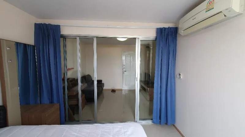 ให้เช่า D Condo รัตนาธิเบศร์ เตียงใหญ่เตียงนุ่มละมุนทุกการหลับนอน เตียงใหญ่ห้องกว้างแบบนี้ห้ามพลาด