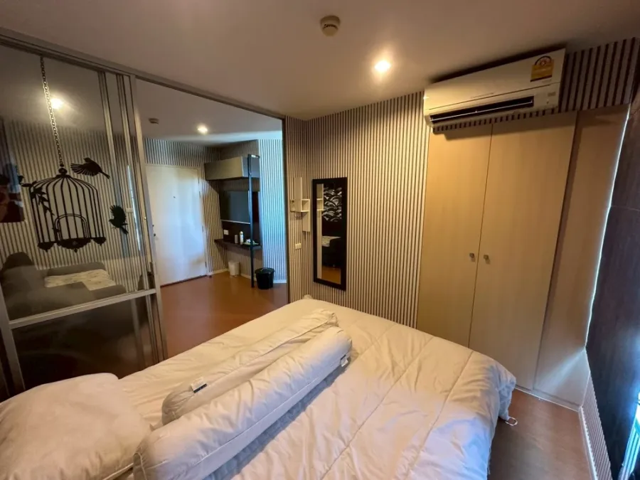 Selling a 1-bedroom, 1-bathroom unit at Lumpini Parkbeach Jomtien. Features high-quality wallpaper and stunning sea views. Book now!