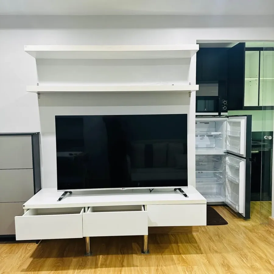For sale: Park Exo, Building E, 4th floor, corner room, lots of usable space, complete with furniture and appliances. You won't be disappointed if you