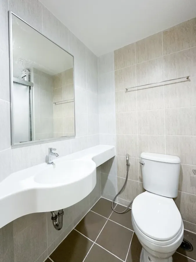 Selling a beautifully decorated Lumpini Ville Onnut 46 condo. Fully furnished with built-in features in a calming white color scheme. Affordable price