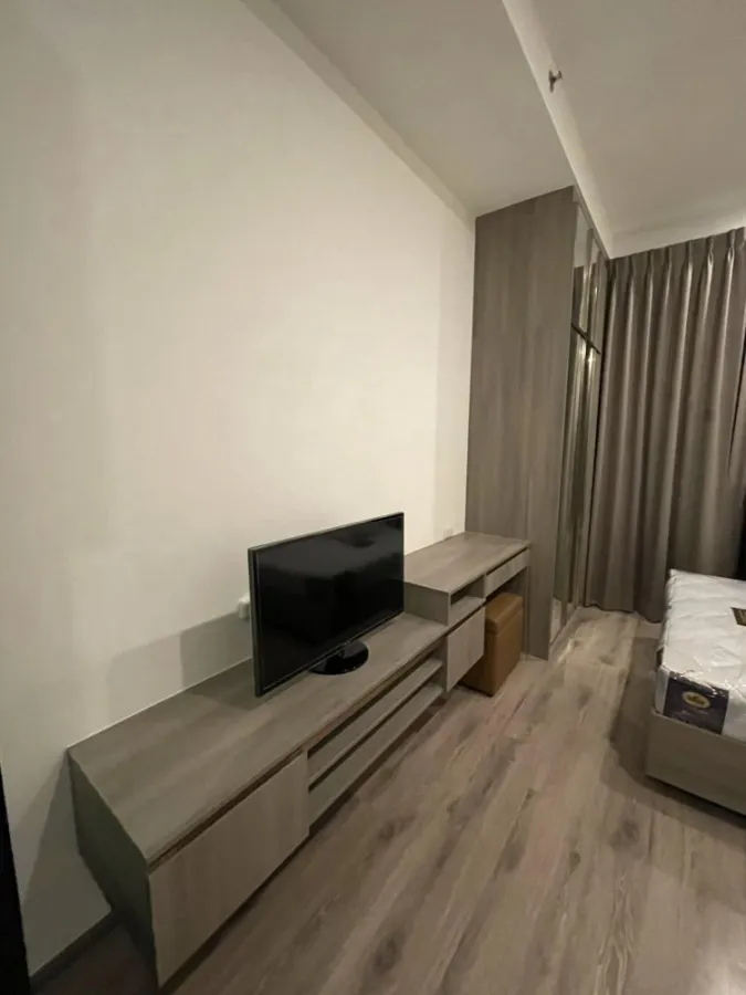 Selling Knightsbridge Prime On Nut, 20th floor, cool, not hot, windy all day, no building blocking the view, don't be slow, hurry up and book now.