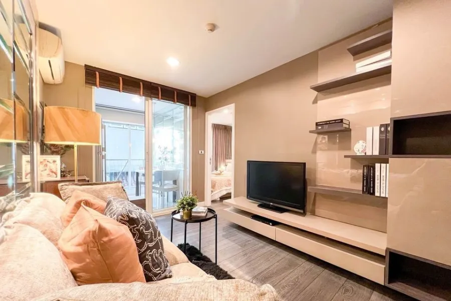 For sale: The Crest Sukhumvit 49, a luxurious Buit-In decorated room, very beautiful and livable. Good furniture, don't miss it.