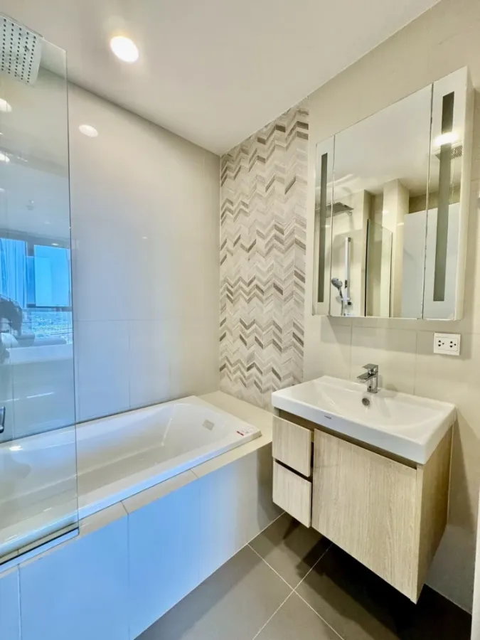 For rent: Oka Haus Sukhumvit 36, 38th floor, fully furnished unit. Book now! Don't miss out! Act fast!