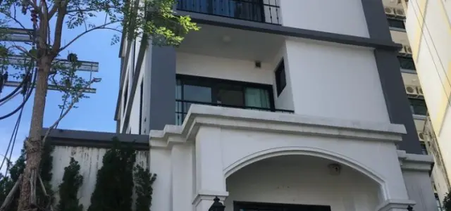 ขาย/ให้เช่า Notting Hill Tiwanon 1 ห้องนอน พร้อมห้องนั่งเล่น Build in เฟอร์ ราคาจับต้องได้ จองเลย images