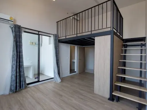Selling Blossom Condo @ Fashion, 10th floor, high ceiling, clear, not uncomfortable, reserve it now.