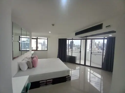 For rent, The Waterford Park Sukhumvit 53, high floor, good view, spacious room. Beautifully decorated, hurry and reserve now.