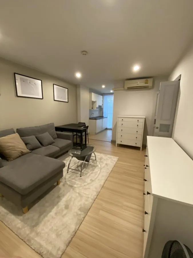 For sale: The Niche Sukhumvit 49, complete with furniture and electrical appliances, great price, reserve now, hurry!