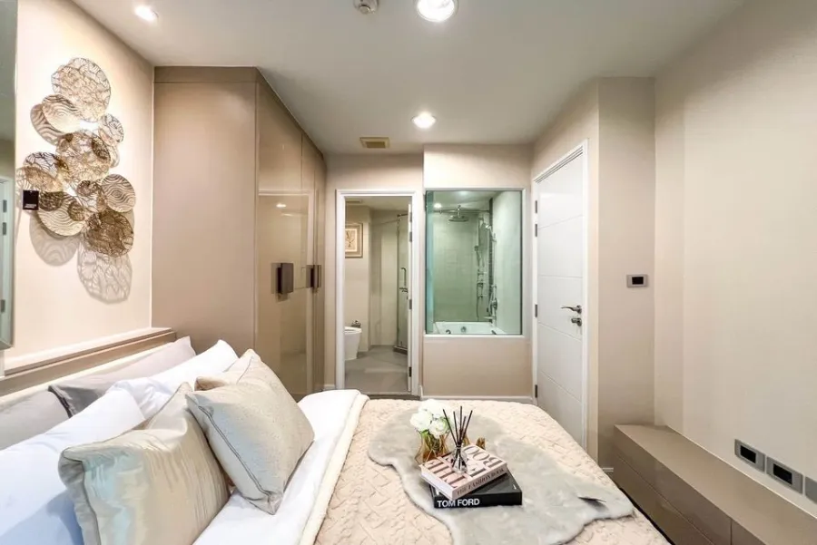 For sale: The Crest Sukhumvit 49, a luxurious Buit-In decorated room, very beautiful and livable. Good furniture, don't miss it.