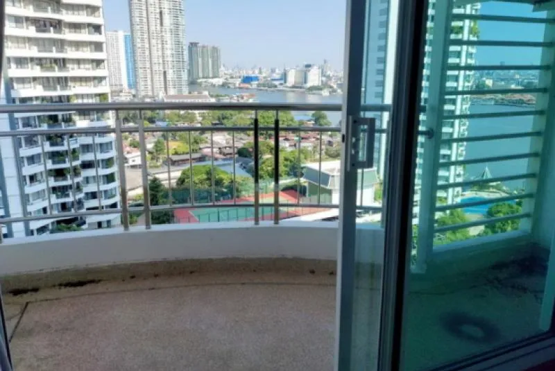 Condo for rent at Supalai River Resort, pool side Facing the Chao Phraya River, everything is perfect.